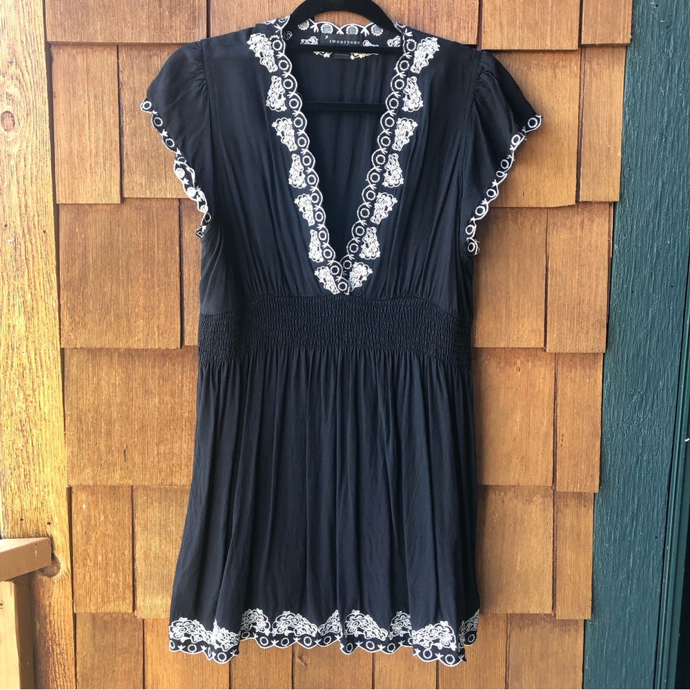 Forever 21 Size M Empire Waist Deep V-neck Embroidered Trim Babydoll Top Tunic